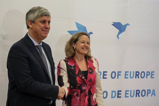 La ministra de Economía y Empresa en funciones, Nadia Calviño, y el presidente del Eurogrupo, Mário Centeno, en una conferencia organizada por Funcas, en el Paseo de la Castellana 46 (Madrid).