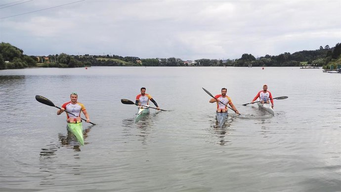 Los vigentes subcampeones mundiales Marcus Cooper Walz, Rodrigo Germade, Saúl Craviotto y Carlos Arévalo -de izquierda a derecha- durante una de las sesiones en el campo de regatas de Trasona (Asturias)