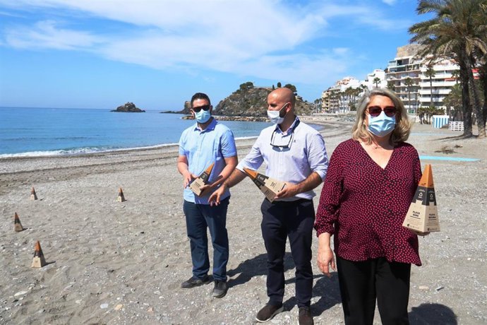 Presentación de los conos que usarán los bañistas de Almuñécar para delimitar sus parcelas