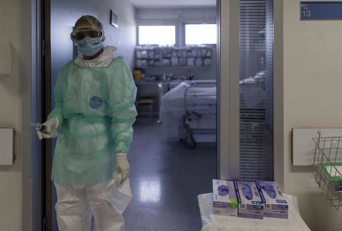 Un trabajador sanitario en la puerta de la habitación de un paciente ingresado en la Unidad de Cuidados Intensivos del Hospital Infanta Sofía en San Sebastián de los Reyes (Madrid). En San Sebastián de los Reyes, Madrid, (España), a 28 de abril de 2020.