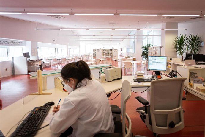 Una bibliotecaria trabaja en la Biblioteca municipal del Centro Cívico Ibaiondo en Vitoria-Gasteiz tras su reapertura hoy con motivo de la entrada de Euskadi en fase 3 . En Vitoria-Gasteiz, Álava, País Vasco (España), a 10 de junio de 2020.