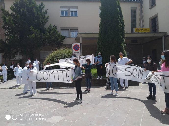 Los trabajadores del Centro Sanitario del Solsons reclaman mejoras salariales en la puerta de las instalaciones de la fundación pública este miércoles 10 de junio de 2020.