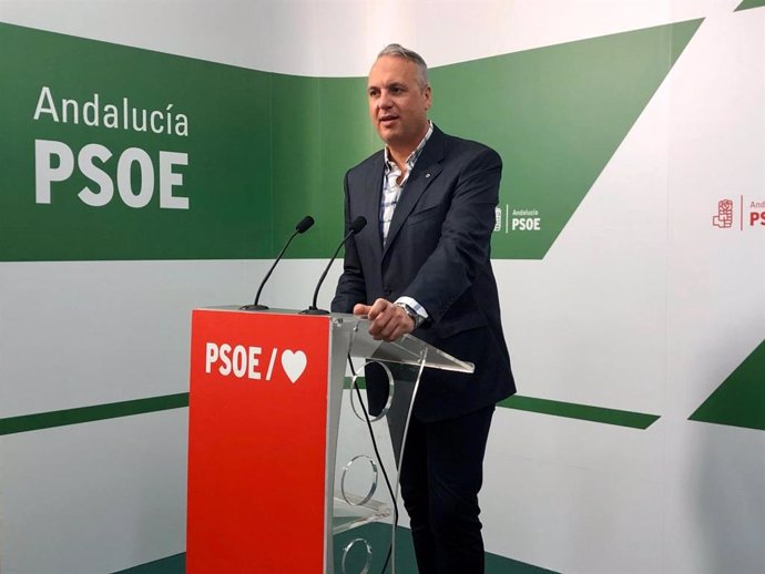 El vicesecretario general del PSOE de Cádiz, Juan Carlos Ruiz Boix, en rueda de prensa