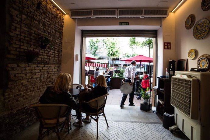 Clientes en un restaurante el día en el que se reabren al público los establecimientos de hostelería y restauración para consumo en el local, siempre que no se supere un 40\% de su aforo, que coincide con la jornada en la que Madrid inicia la Fase 2 de 
