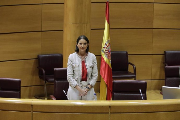 La ministra de Industria, Comercio y Turismo, Reyes Maroto, guarda un minuto de silencio por las víctimas del coronavirus antes de comparecer en el Senado en la comisión de su departamento. En Madrid (España), a 10 de junio de 2020.