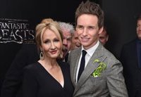 Eddie Redmayne, en total desacuerdo con J.K. Rowling: "Las mujeres transexuales son mujeres"