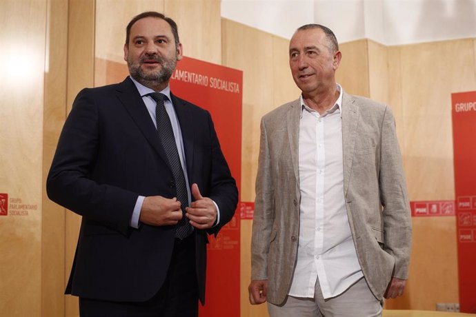 El secretario de Organización del PSOE y ministro de Fomento en funciones, José Luis Ábalos (i), se reúne con Joan Baldoví (Compromís) (d) en la Sala Martínez Noval del Congreso de los Diputados.