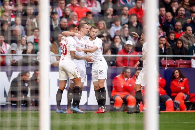 Luuk de Jong celebra un gol en el Wanda Metropolitano con Diego Carlos, Joan Jordán y Banega
