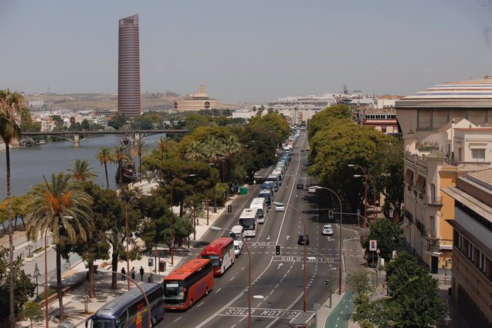 Imagen de la concentración de autobuses este miércoles en Sevilla, impulsada por la asociación Direbús. 