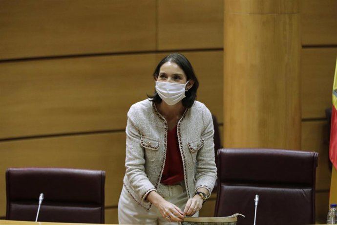 La ministra de Industria, Comercio y Turismo, Reyes Maroto, protegida con mascarilla, momentos antes de comparecer en el Senado en comisión de su departamento. En Madrid (España), a 10 de junio de 2020.