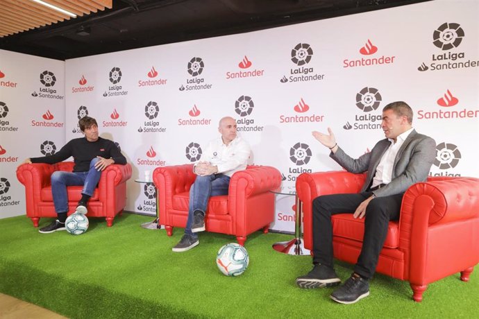 Manolo Sanchís junto a Julio Salinas y el periodista Julio Maldonado durante un Santander Talks