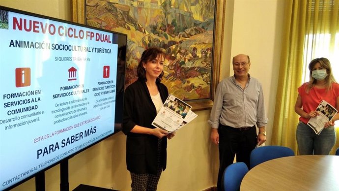 Ceballos (izda.) informa sobre el Ciclo de FP Dual de Animación Sociocultural y Turística que se impartirá en Priego de Córdoba