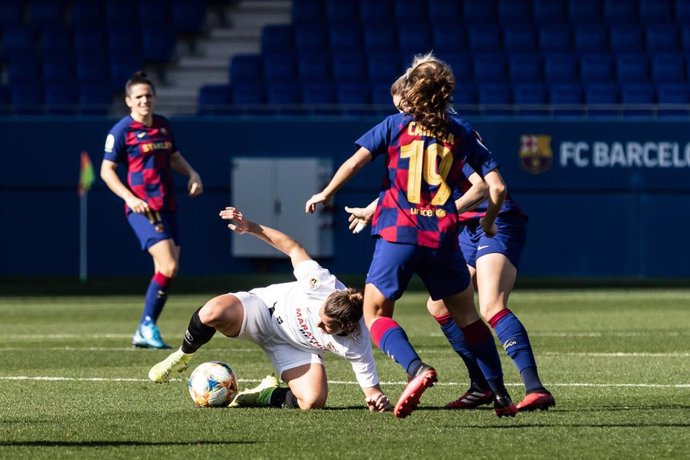 Aldana Cometti, del Sevilla pelea por un balón con Candela Andujar, del Barcelona, en un partido de la Liga Iberdrola