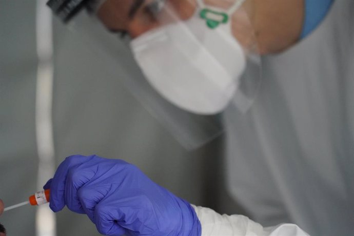 Trabajadores sanitarios realizan test de Covid-19 en la zona habilitada en el Hospital de Basurto en Bilbao, donde se ha declarado un brote por covid-19, con 25 positivos, uno de ellos fallecido