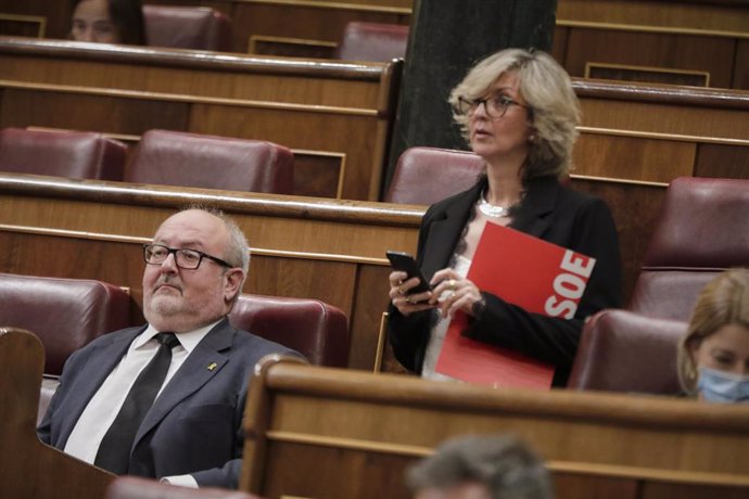 El diputado de ERC Joan Capdevila; y la diputada socialista Merc Perea, durante el pleno celebrado en el Congreso de los Diputados este miércoles