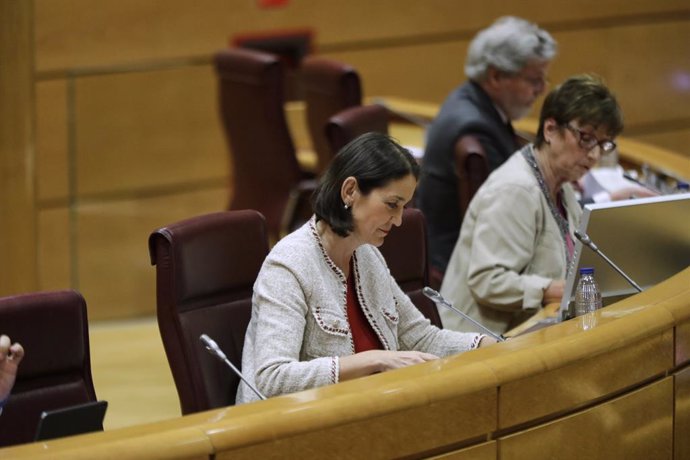 La ministra de Industria, Comercio y Turismo, Reyes Maroto (2d), se dispone a comparecer en el Senado en la comisión de su departamento. En Madrid (España), a 10 de junio de 2020.