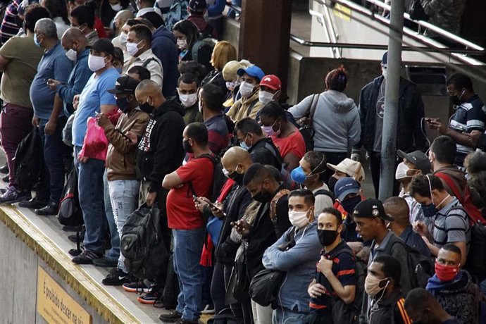 Pasajeros del metro de Sao Paulo en plena hora punta, esperando para subirse a uno de los trenes de la estación de Luz.