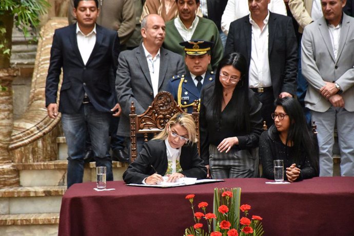 Bolivia.- Áñez anuncia que firmará la ley de las nuevas elecciones pero culpa a 