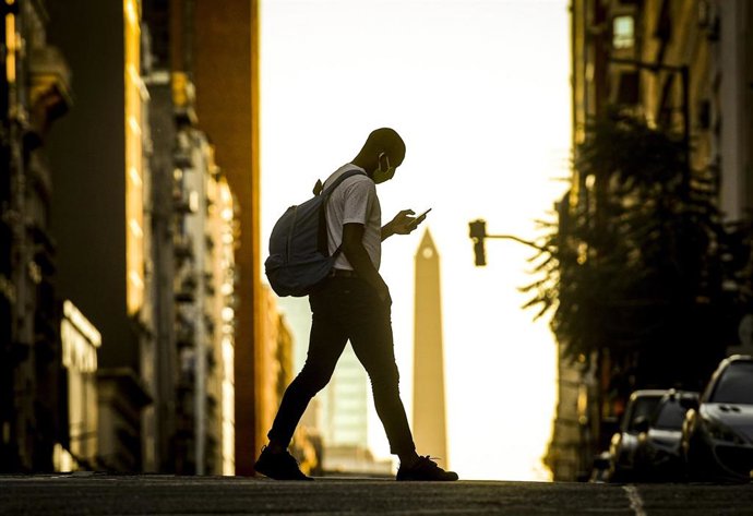 Un joven con mascarilla en Buenos Aires durante la crisis del coronavirus