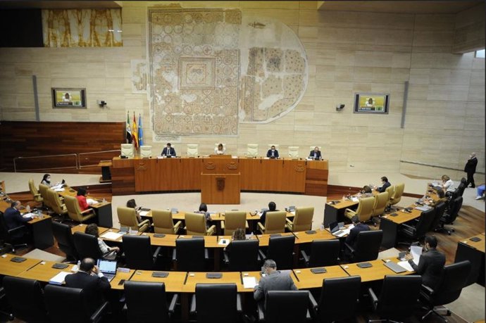 Pleno en la Asamblea de Extremadura con una representación de diputados por el coronavirus