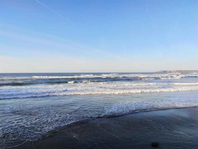 Playa de Salinas en Castrillón, con fuerte oleaje.