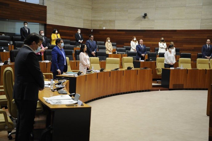 Minuto de silencio en la Asamblea de Extremadura por los fallecidos por Covid-19