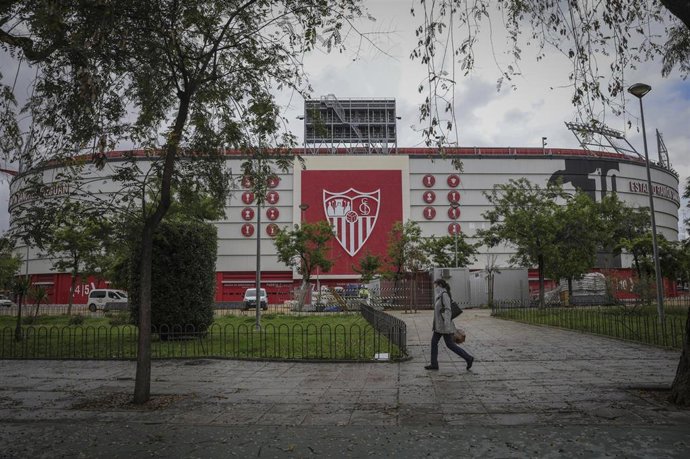 Una mujer camina delante del estadio Ramón Sánchez-Pizjuán a 15 de abril de 2020.