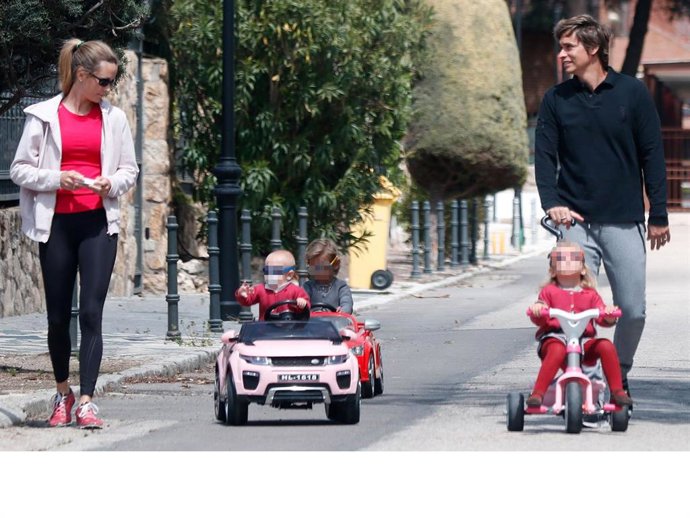 Carlos Baute disfruta de un tranquilo paseo con su mujer Astrid Klissans, y sus tres hijos