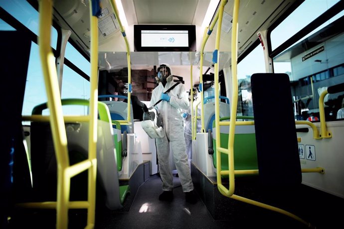 Un operario de la EMT desinfecta con un nebulizador un autobús de línea de la Empresa Municipal de Transportes de Madrid como prevención contra el COVID-19 en el centro de operaciones de Sanchinarro, en Madrid (España), a 5 de junio de 2020.