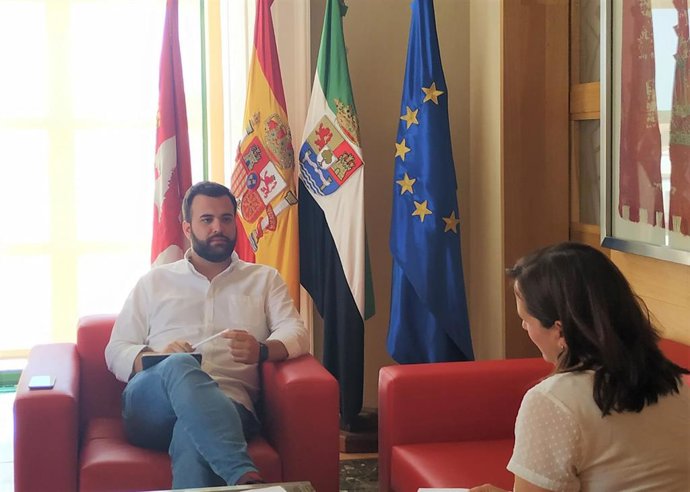 El alcalde de Cáceres en una entrevista en su despacho del ayuntamiento