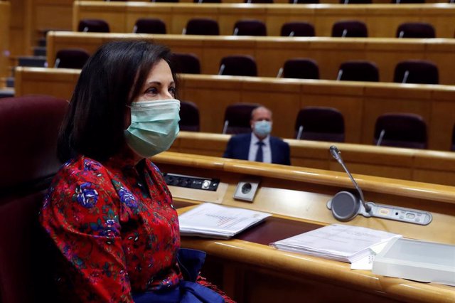 La ministra española de Defensa, Margarita Robles, llega para comparecer este viernes ante una comisión del Senado, para hacer balance de la actuación de las Fuerzas Armadas en los dispositivos de prevención del coronavirus después de que varios militares