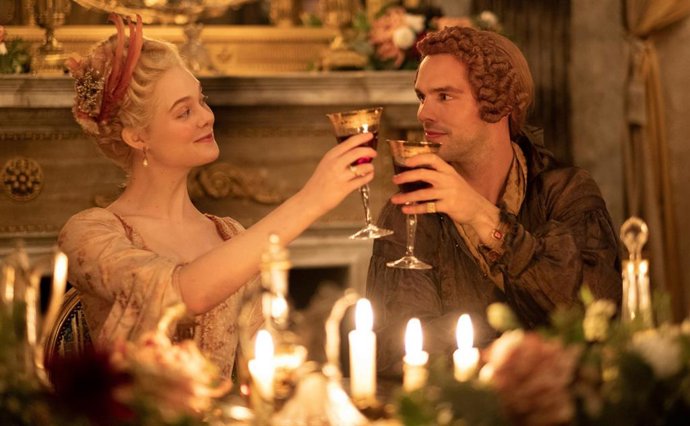 Elle Fanning retrata el lado ácido y satírico de Catalina la Grande en 'The Grea
