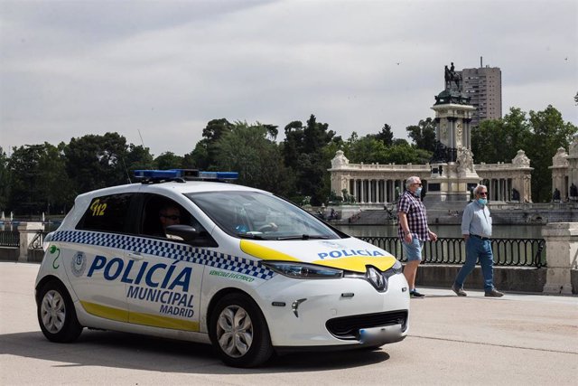 Un coche de la Policía Municipal patrulla por el Parque de El Retiro