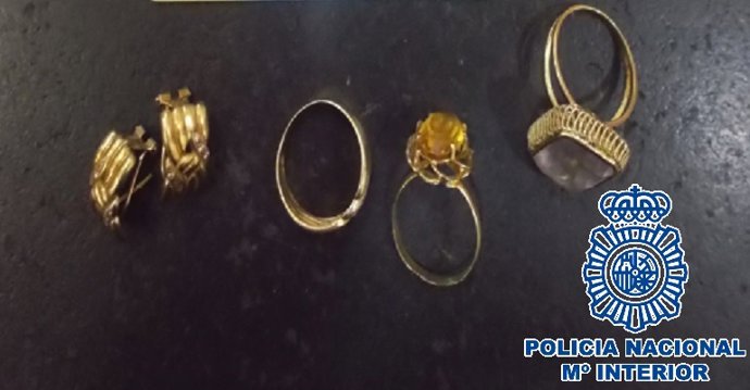 P.N. "La Policía Nacional Detiene A Una Mujer Por La Sustracción De Joyas A Un Matrimonio Octogenario Que Cuidaba Durante El Confinamiento"