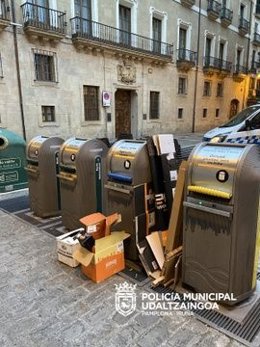 Basura depositada fuera de los contenedores en el Casco Antiguo de Pamplona