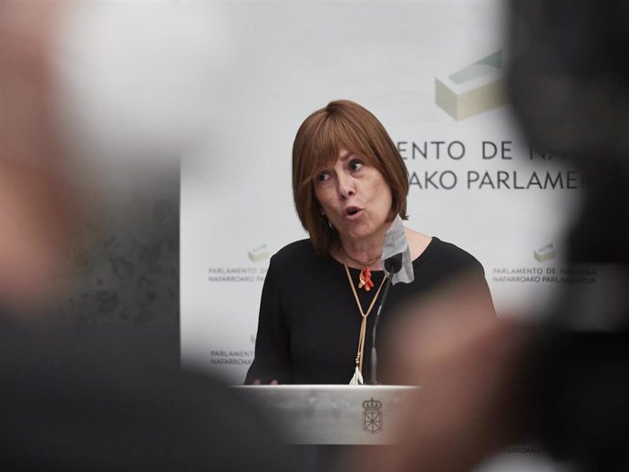 La portavoz de Geroa Bai, Uxue Barkos, durante una rueda de prensa en el Parlamento de Navarra.