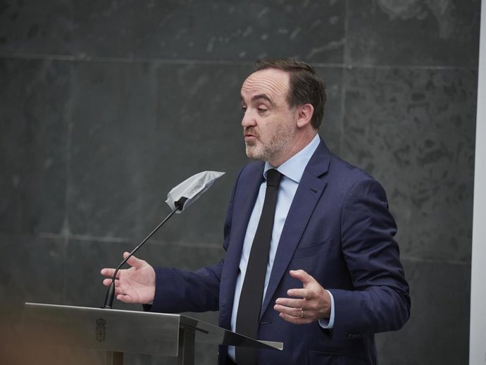 El Presidente de Unión del Pueblo Navarro, Javier Esparza, durante una rueda de prensa en el Parlamento de Navarra.