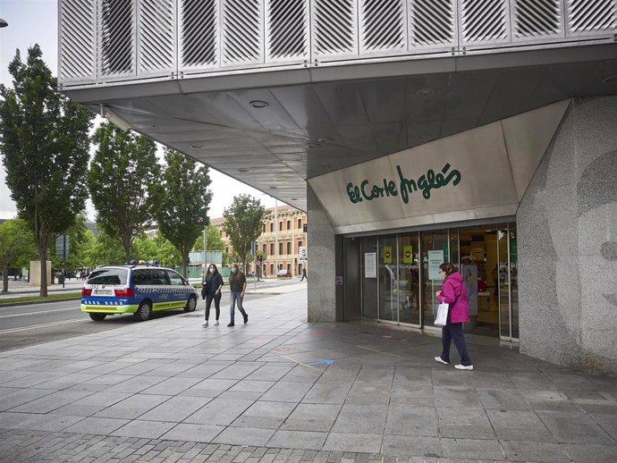 Un coche de la Policía Municipal pasa junto a la entrada de un Corte Inglés durante el tercer día de la entrada de Navarra en la fase 3 de la desescalada instaurada por el Gobierno a consecuencia del coronavirus. 