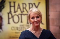 J.K. Rowling se defiende de las acusaciones de transfobia y confiesa que fue víctima de abusos y violencia de género