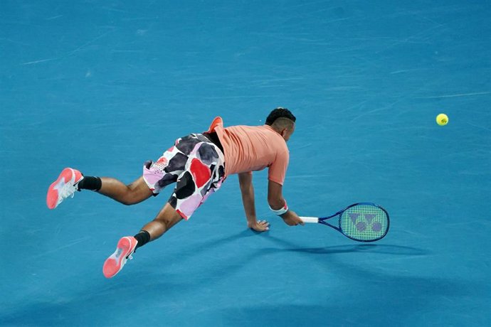 Nick Kyrgios se lanza a devolver una pelota en el Abierto de Australia 2020