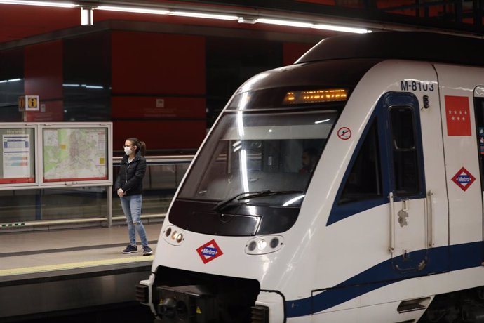 Una mujer espera la llegada de un tren de Metro de Madrid en uno de los andenes de la estación de Nuevos Ministerios.