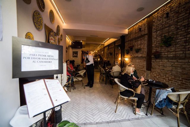Clientes en un restaurante el día en el que se reabren al público los establecimientos de hostelería y restauración para consumo en el local en Madrid. 