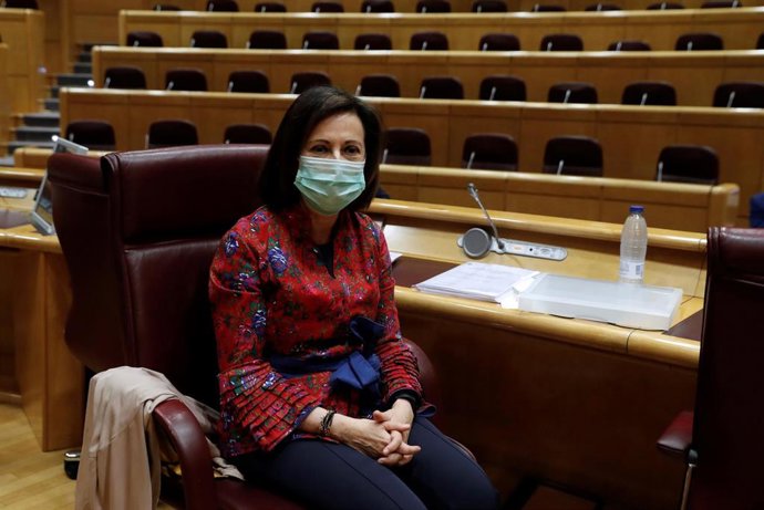 La ministra española de Defensa, Margarita Robles, llega para comparecer este viernes ante una comisión del Senado, para hacer balance de la actuación de las Fuerzas Armadas en los dispositivos de prevención del coronavirus después de que varios militar