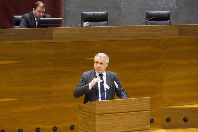 El Defensor del Pueblo de Navarra, Francisco Javier Enériz, en el pleno del Parlamento de Navarra.