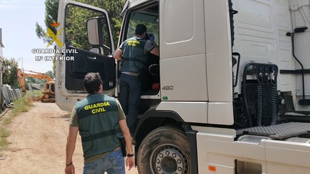 La Guardia Civil examina un camión