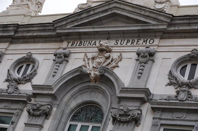 Escudo de España en la fachada del edificio del Tribunal Supremo