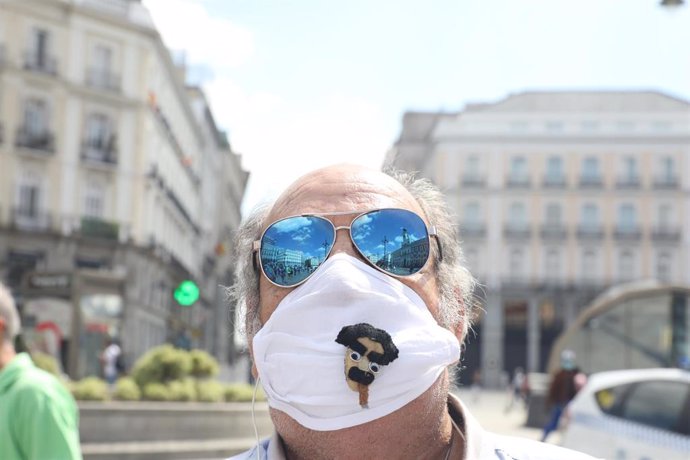Un miembro del Movimiento Pensionista de Madrid protegido con mascarilla durante la concentración frente a la Real Casa de Correos en defensa de la sanidad pública, las residencias públicas y las pensiones dignas. En Madrid (España), a 3 de junio de 202