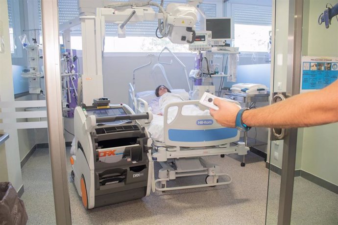 Imagen del nuevo equipamiento que incorpora la UCI del Hospital Universitario Virgen del Rocío para atender al paciente a pie de cama.