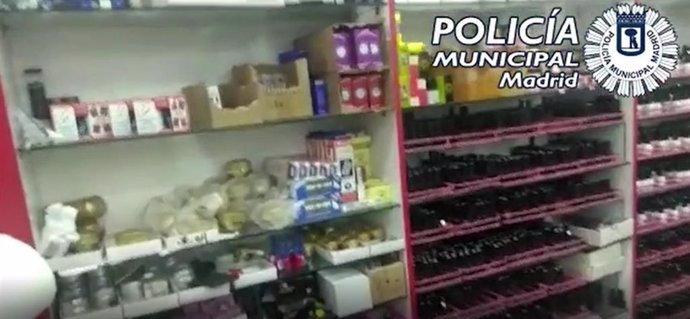 Imagen de las cremas requisadas por Policía Municipal de Madrid en un establecimiento del distrito de Usera.