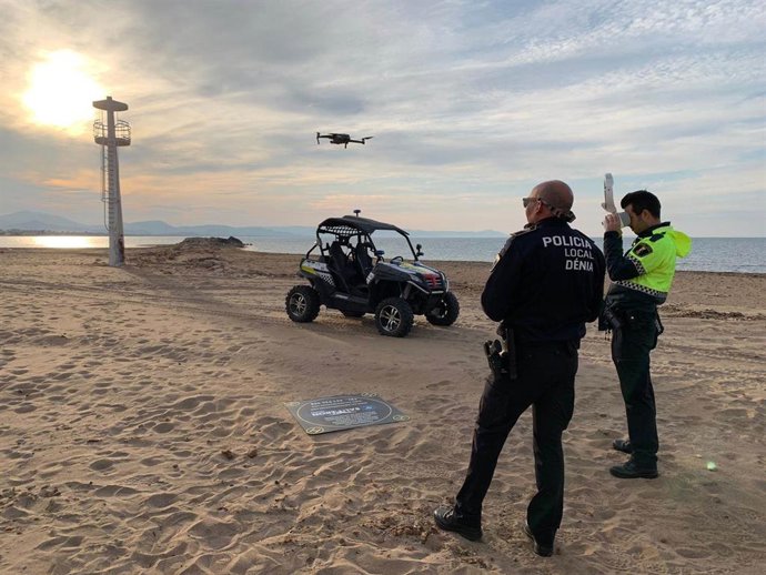 Agentes de la Policía Local de Dénia en una de sus playas.